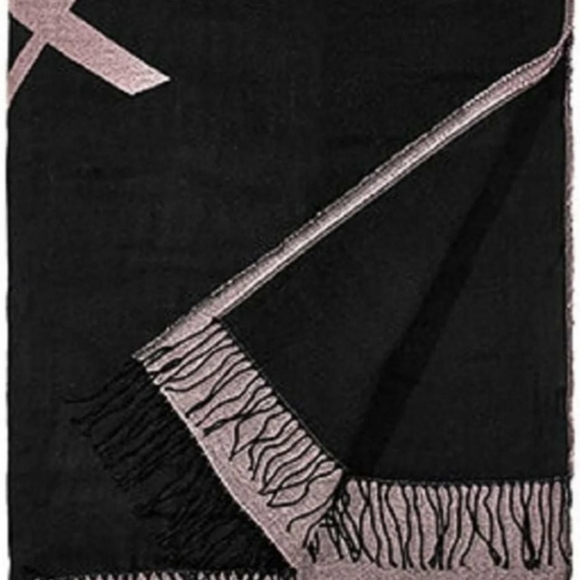 VICTORIA SECRET THROW BLANKET - Picture 2 of 2